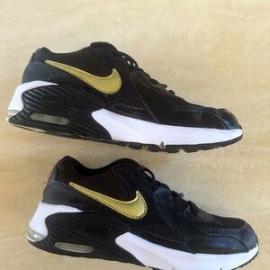 Black and white nike kids air max